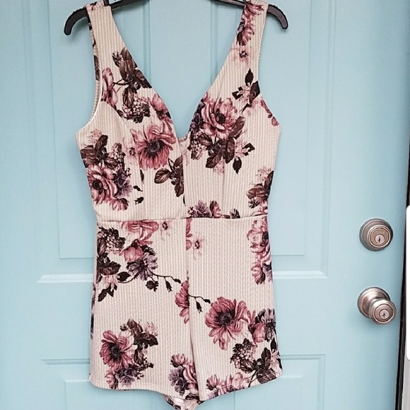Last one!! LG Floral Tan Herringbone Romper - Picture 3 of 6
